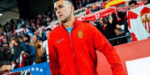 对坐替补席不满，西甲球队副队长被撤职